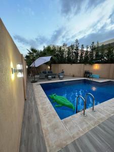 une piscine avec un poisson au milieu dans l'établissement Villa contemporaine, à Marrakech