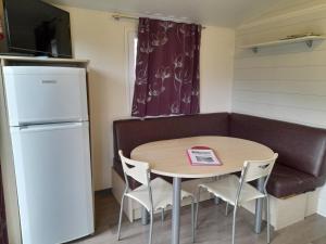 Camping écovillage Soleil du Pibeste的厨房或小厨房