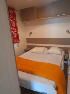Camping écovillage Soleil du Pibeste客房内的一张或多张床位