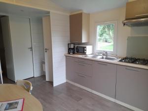 Camping écovillage Soleil du Pibeste的厨房或小厨房