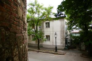 un edificio blanco con un árbol delante en Castle Stallion en Budapest