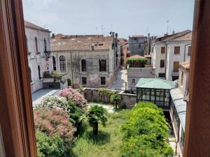 aus einem Fenster mit Stadtblick in der Unterkunft Stefy's rooms in Venedig