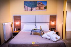Un dormitorio con una cama grande y una mesa. en Fratelli Clemente Spa and Hotel, en Castelvetrano Selinunte