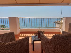 a balcony with a table and chairs and the ocean at Atico Mosean in Vinaròs