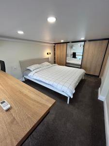 Postel nebo postele na pokoji v ubytování Stylish&Cozy Loft Žuvėdra near City Center