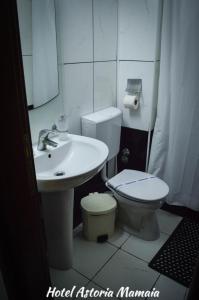 y baño con lavabo, aseo y espejo. en Hotel Astoria en Mamaia