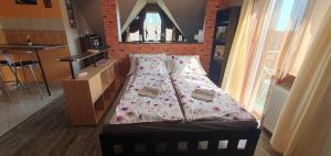 Ένα ή περισσότερα κρεβάτια σε δωμάτιο στο Baker Street Apartman
