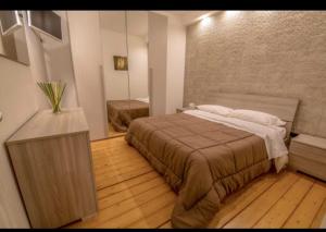 カターニアにあるLuxurious Street Apartmentsのベッドルーム1室(大型ベッド1台付)