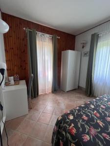 1 dormitorio con 1 cama y 2 neveras en L'Orsa en Villalago
