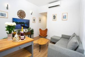 a living room with a couch and a table at Amazing Dizengoff Square Home in Tel Aviv