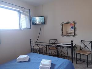 Televízia a/alebo spoločenská miestnosť v ubytovaní Casa al mar