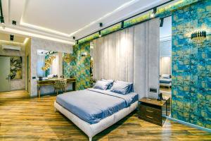 Park Vurğun Residance Loft Designer في باكو: غرفة نوم مع سرير مزدوج كبير ومكتب