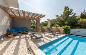 Bazén v ubytování Seven-Bedroom Holiday Home In Zaboric nebo v jeho okolí