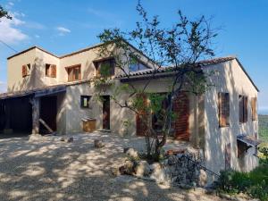 an old house in the middle of a field at La Brise, provenzialisches Appartement in Vence in Vence