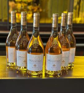 un grupo de cuatro botellas de vino sentadas en una mesa en Queensmead Hotel en Shanklin