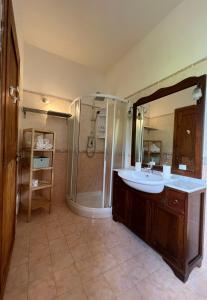 a large bathroom with a shower and a sink at L'Orsa in Villalago