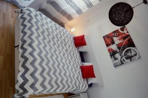 Cette chambre dispose d'un lit et d'une photo murale. dans l'établissement Apartman Andrijana Lovran, à Lovran