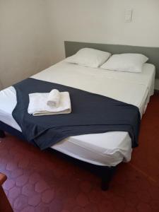 Voodi või voodid majutusasutuse Hôtel Du Cours toas