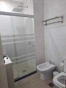 bagno con doccia in vetro e servizi igienici di Divino departamento con garage a Corrientes