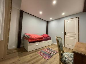 a small bedroom with a bed and a table at chambre cosy privée chez Franck in Bordeaux