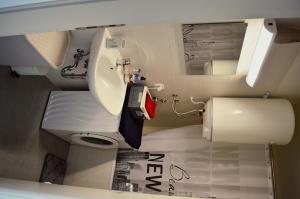 La petite salle de bains est pourvue de toilettes et d'un lavabo. dans l'établissement Apartman Andrijana Lovran, à Lovran