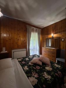 1 dormitorio con cama y ventana en L'Orsa, en Villalago
