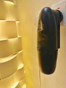czarna butelka wisząca na boku lodówki w obiekcie Luxury Apartment 21 w Rijadzie