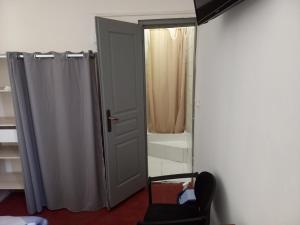 Voodi või voodid majutusasutuse Hôtel Du Cours toas