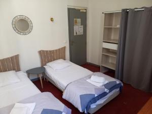 Voodi või voodid majutusasutuse Hôtel Du Cours toas