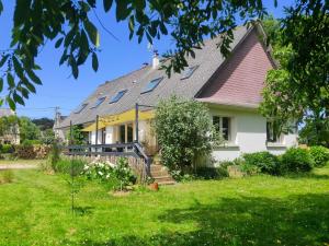 una casa con techo amarillo y patio en Chambres d'hôtes Avel Glaz, en Morlaix