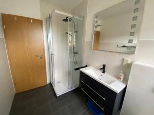 a bathroom with a sink and a shower at Gartenstraße 40d in Ostseebad Karlshagen