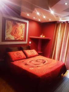 un dormitorio rojo con una cama con una pintura en la pared en B&B Il Giardino Delle Fate en Lecco