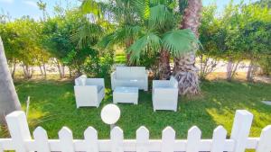 フランカヴィッラ・フォンターナにあるPupillo Casa Vacanzaの塀のある庭の白い椅子