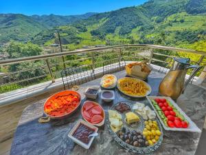 una mesa con muchos tipos diferentes de comida en ella en Greenland Villa Premium 61 en Trabzon