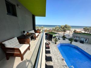 einen Balkon mit Poolblick in der Unterkunft Alfie Mamaia Nord in Mamaia Nord – Năvodari