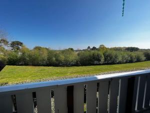 vista su un parco con recinzione ed erba di Le Nid du Teich a Le Teich