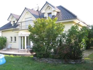 にあるSpacious Family House/ 5 bedrooms/ 12km to Opoleのバルコニーと庭付きの白い家