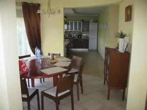 cocina y comedor con mesa y sillas en Spacious Family House/ 5 bedrooms/ 12km to Opole, 