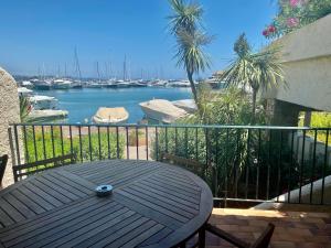 een tafel op een balkon met uitzicht op een jachthaven bij MarinesAppartement, Le quai Tropézien marina in Saint-Tropez