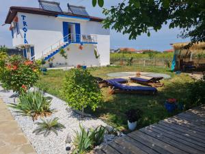 a house with a yard with a picnic table at Vila Troia Vama Veche in Vama Veche