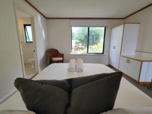 A bed or beds in a room at Karri Mia Chalets and Studios