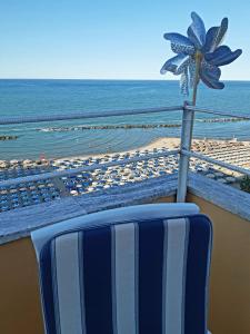 蒙特西爾瓦諾的住宿－La Terrazza sul Mare，海滩前的蓝白椅子