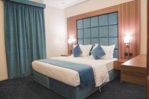 艾卜哈的住宿－مساكن الراحة，酒店客房设有一张大床和一张书桌。