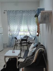 - un salon avec un canapé et une table dans l'établissement Casa Lore, à Livourne