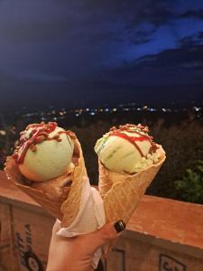 una persona con dos ooops de helado en conos en Carolina Ruiz, en Villamaría