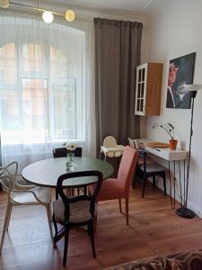salon ze stołem i krzesłami w obiekcie Apartament ROZETA centrum 6os w mieście Legnica