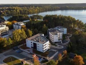 uma vista aérea de um edifício ao lado de um lago em Apartament Ukiel #23 I jezioro I prywatna plaża em Olsztyn