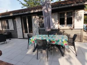 a table and chairs with an umbrella on a patio at DURBUY Kleine familiechalet EDELWEISS 4 à 5 pers in Durbuy