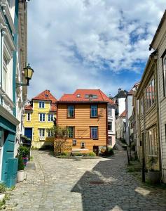 a group of buildings on a cobblestone street at Knøsesmauet Apartment in Bergen