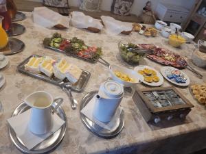 stół ze śniadaniem i kawą na nim w obiekcie Penzion Na Bělisku w mieście Březiny